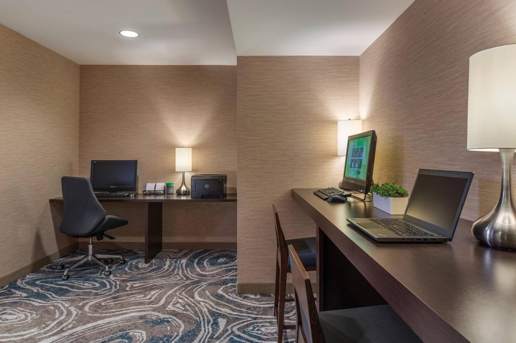 Courtyard By Marriott Portland City Center Exterior photo